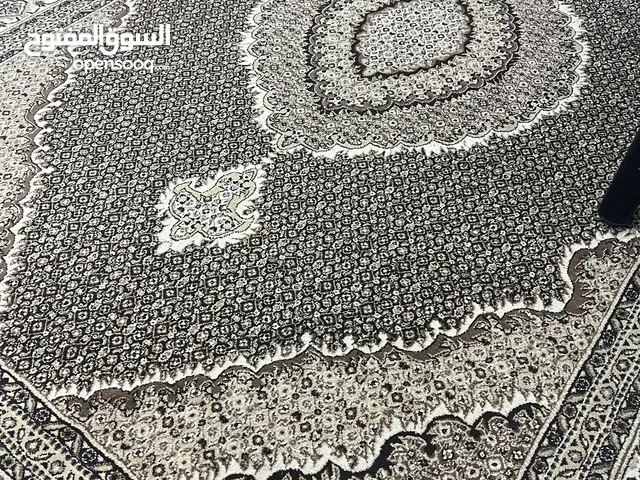 سجاد نظيف وشبه جديد للبيع