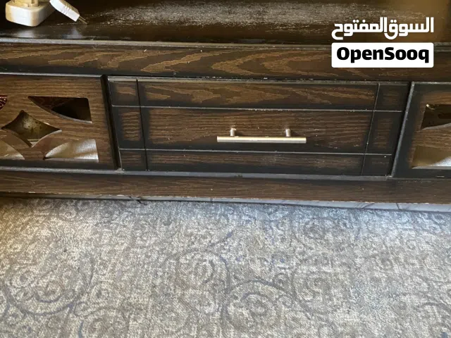 طاولة تلفزيون بحالة ممتازة طول 160 ارتفاع 65 العمق40 سعر 20  الموقع الجبيهه