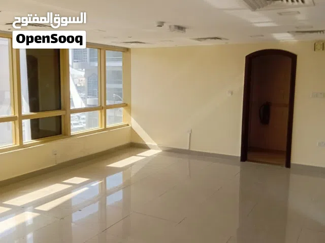 مكتب تجاري مساحة 45 م العين وسط المدينة ضمن بناية حديثة ونظيفة جدا