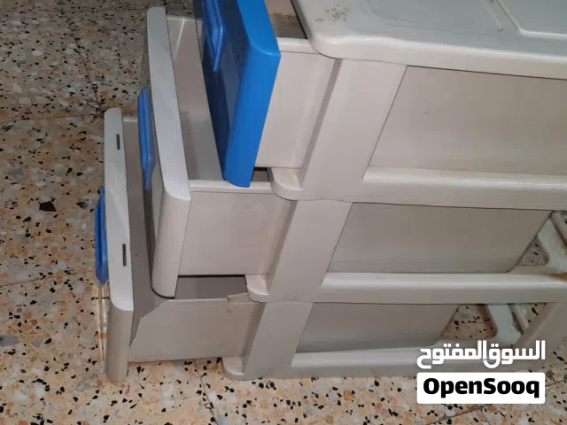 مصنف صغير  له ثلاثة ادراج