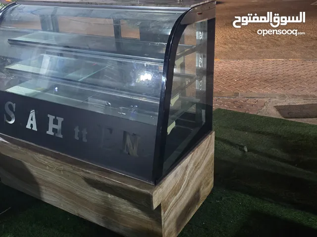 براد لعرض الحلويات و الفواكه بحالة ممتازة تصلح لعدة استعمالات .