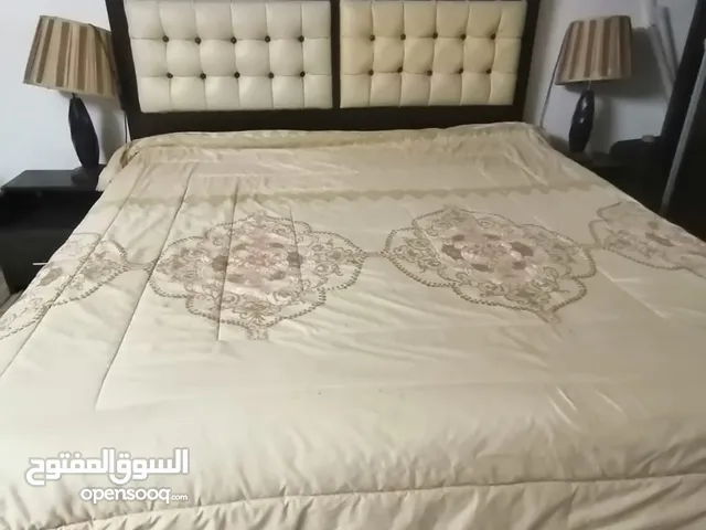 غرفة نوم من خشب اللاتيه مع فرشة طبيه زمبركيه و الغرفة بحاله ممتازه
