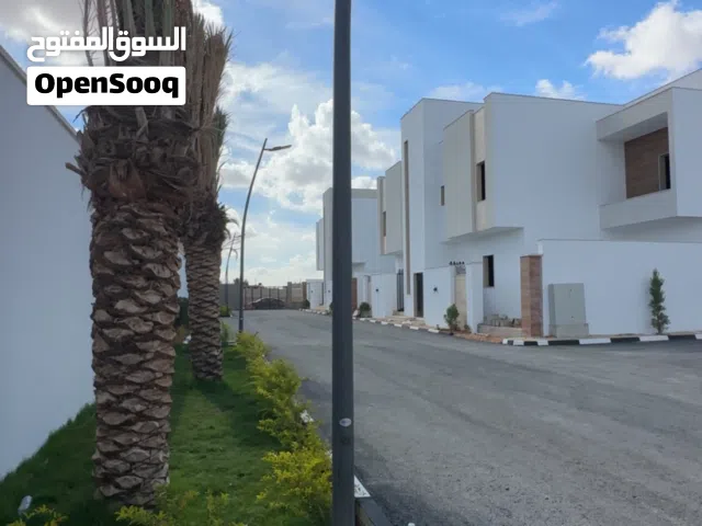 شقة  عظم بلقرب من حي الروضة كمباوند فالي او مدرسة الدولية