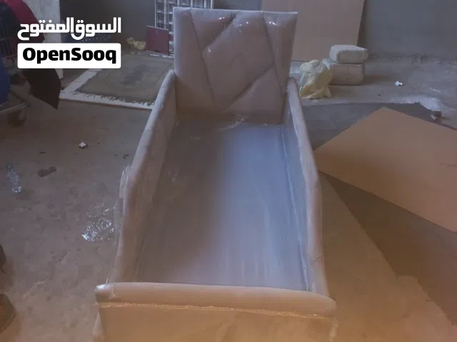 سرير اطفال غير مستعمل ومرايه كبيره الحجم