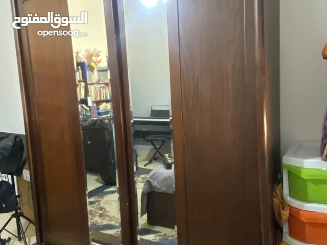 غرفة نوم كاملة خشب طبيعي بحالة ممتازة – سعر مميز قابل للتفاوض خشب زان وخزانة مع مرايا رفوف وتعليق