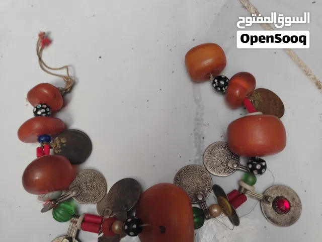 قلادة قديمة من اللبان الحر