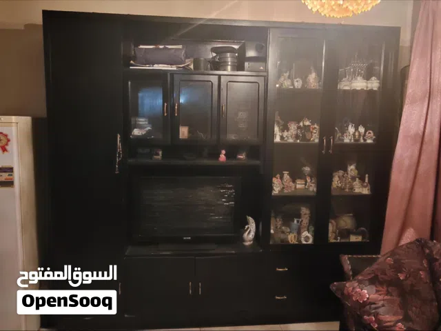 مكتبة خشب و زجاج