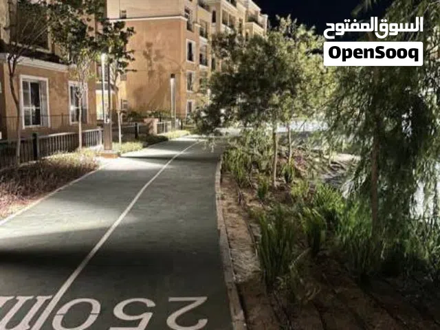 شقه للبيع ف كمبوند سراي سور بسور مع مدينتي علي طريق السويس مباشره sarai