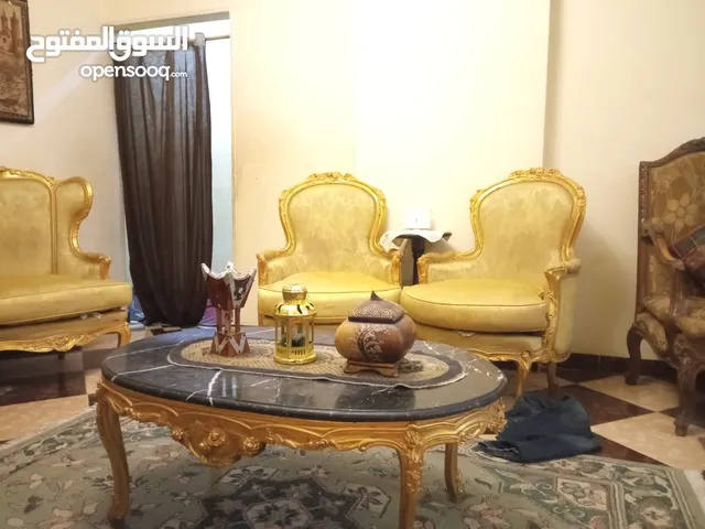 صالون خشب زان كنبه واربع كراسي ومعاه تربيزته برخامه هندي ونجفته نحاس والكنسول بتاعه ومعاه رخامته