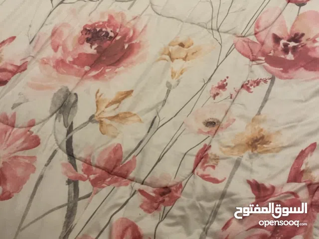 لحاف وردي بنقشة زهور فاخرة – بدون تلبيسة مخدة أو تلبيسة سرير