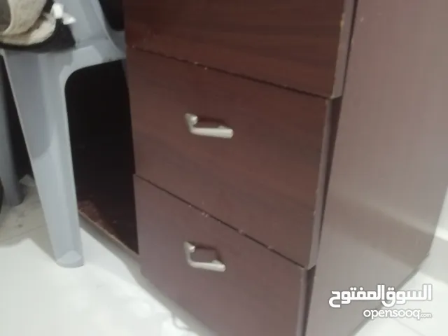 طاوله مكتب تصلح للدرسه تصلح ايضا طاوله كمبيوتر. لها ثلاثه جرارات