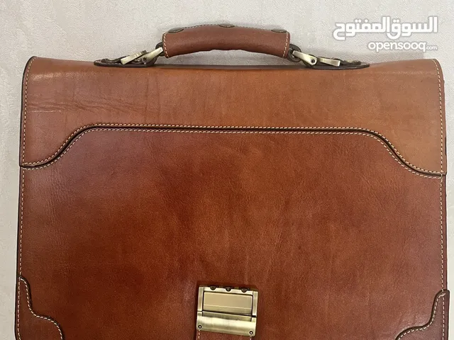 حقيبة جلدية رجالية أنيقة: رمز الفخامة والعملية