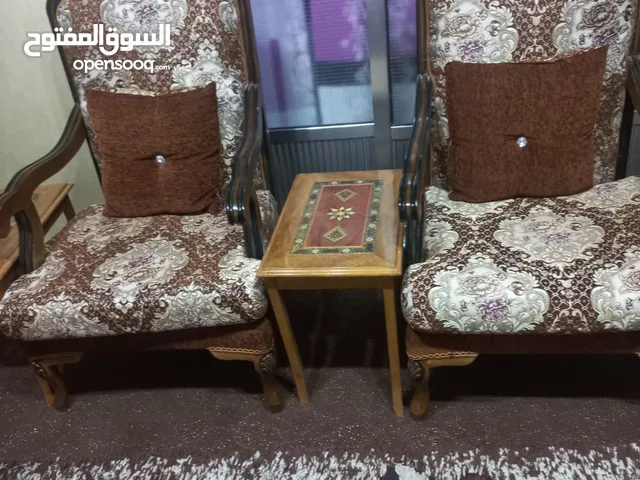 طقم كنب جديد للبيع مع طاولات خشب زان وسجادة