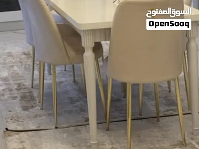 طاولة اكل طاولة نظيفة وكراسي فيهن شوي عيوب