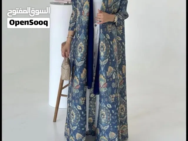 عباي/ عبايه امارتيه بنقشه راقيه قماشة بليسيه ترند بدون شال فري سايز بسعر مغري