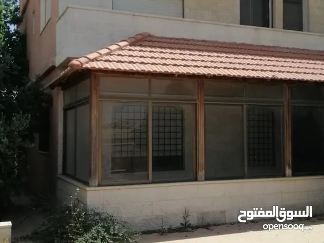 منزل مستقل مكون من طابقين غير مسكون  في منطقة هادئة في عمان للبيع