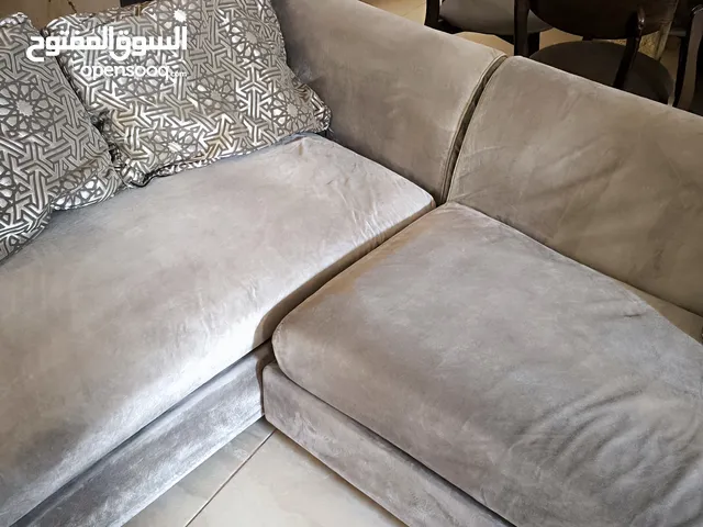للبيع كنبايه قطعتين بيج