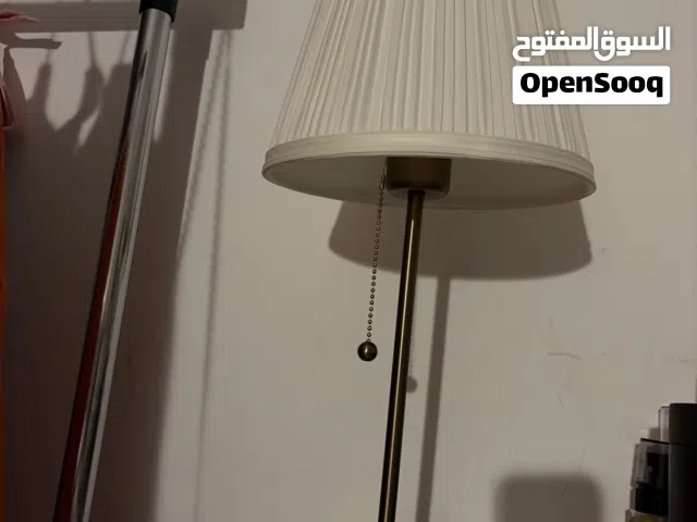 لمبه لون الاضاءه مايله على الأصفر