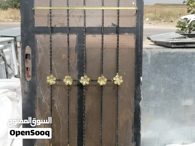 باب حديد ثقيل