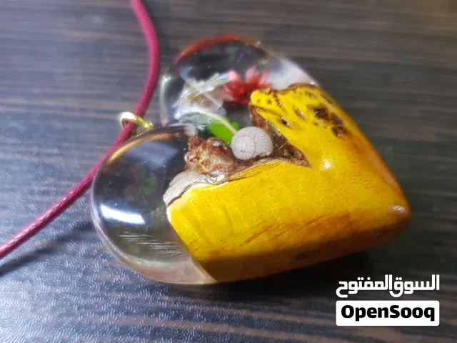 إكسسوارات فاخرة مصنوعة يدويًا من الخشب والريزن مع زهور طبيعية