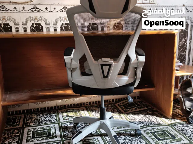 ميز مكتبي وكرسي مكتبي