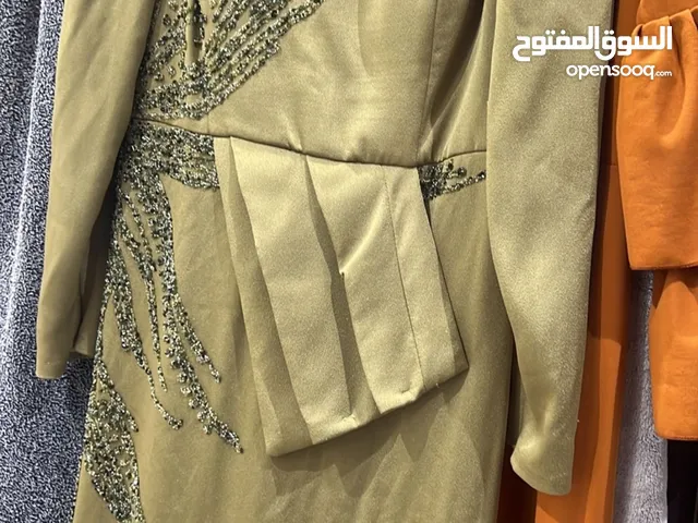 فساتين ثلاث