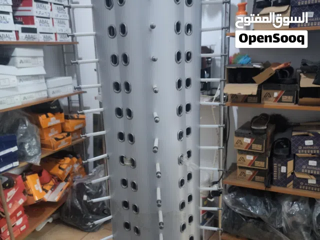 استاند حامل نظارات بحالة جيدة تحمل عدد 100 نظارة بجميع المقاسات