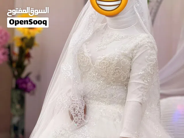 فستان ابيض استخدام مره واحده فقط مع الجيبونه والطرحة والتاج التواصل ع الواتس