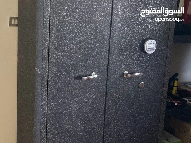 قاصة حديد خزنة وزن 450 كيلو ارتفاع 190 عمق 50 عرض متر 1 بسعر مغري