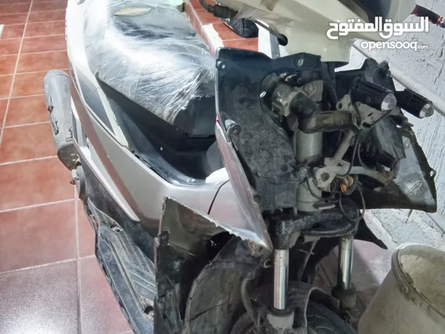 سلام عليكم سازوكي 125 ام بلص الهيكل قدامك ماشيا 22 بلحلال امورها 10/10 تجري جري تبي من يكسب بس