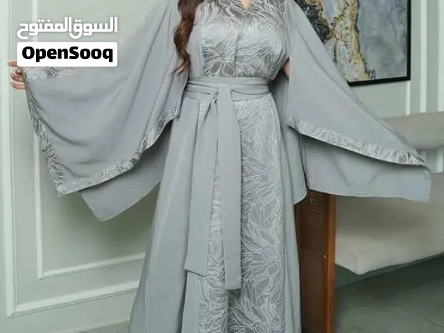 عباية (قفطان) خليجية الصنع والقماش والتطريز
