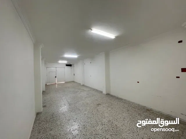 مخزن للايجار بالقرب من طريق الخدمات جامعة طرابلس..... لتفاصيل اكثر اقرا الوصف بالاسفل
