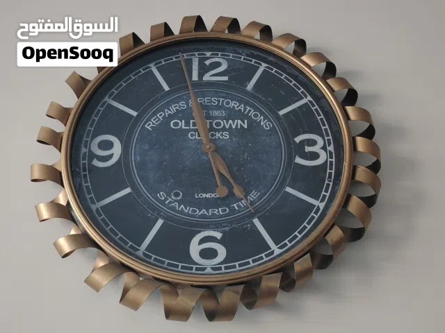 ساعة حائط مستديرة