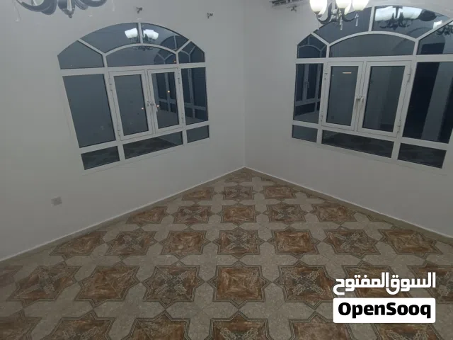 متوفر غرف واستديوهات غير مفروشه بالخوير 33 قريب من طريق مسقط السريع اسعار تبدأ من 90 الى 150 ريال ..