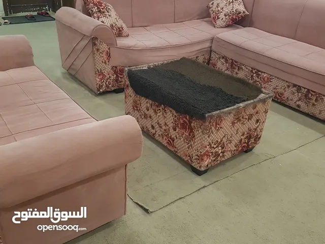 طقم كورنر بحالة جيدة  لون وردي مع طاولة . .