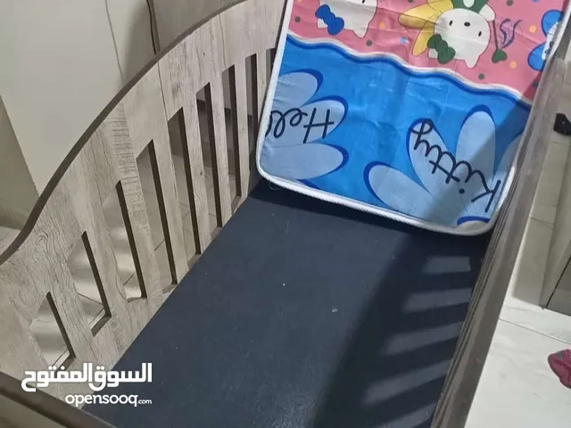 تخت بيبي أطفال خشب  لغاية عمر 3 سنين وممكن أكثر شوي استخدام يوم واحد بحال الجديد مع فرشتو خشبو ثقيل