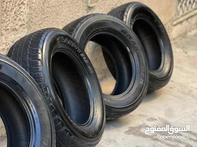 كان راكب على لند كروز