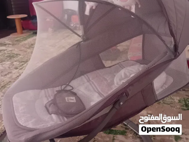 أرجوحة، وطاولة جانبية مزودة بالكهرباء ومنفذ USB