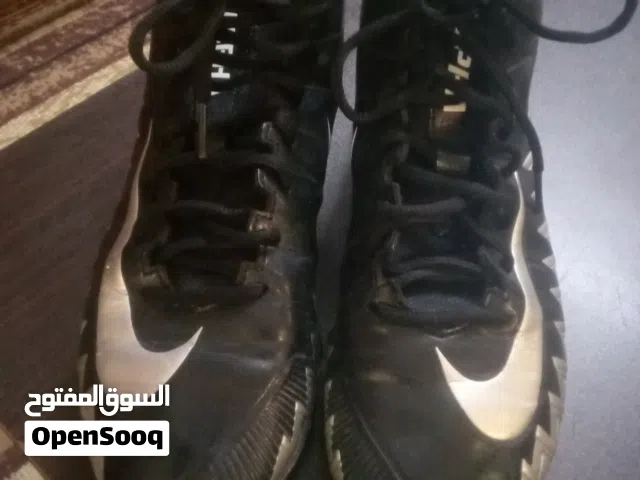 بوت بأصابع اسود بلبس نمره 39 تقريبا بسعر 5 بوت أبيض نمره 43