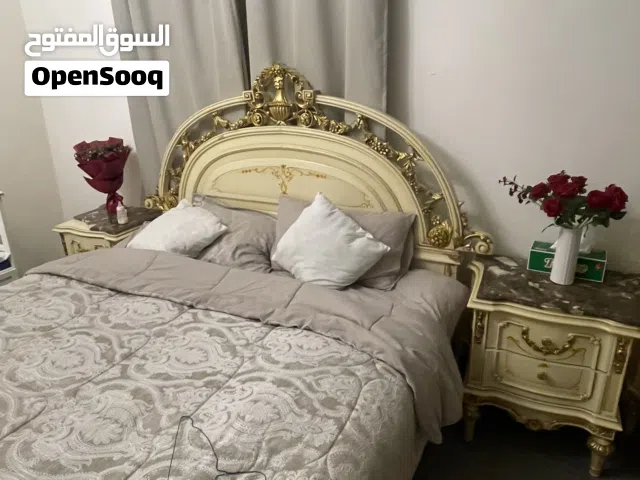 غرفة نوم متكاملة اثاث مصري نظيفة جدا و راقية بمساحات واسعة.