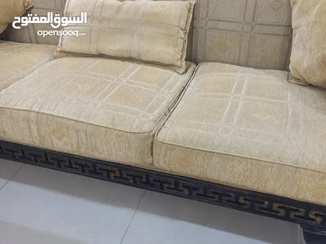 طقم كنب تفصيل ثقيل وطاولة وسط و2 جانبية للبيع