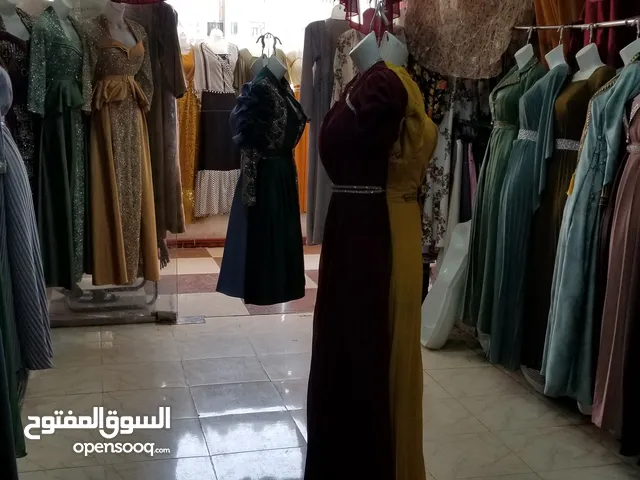 محل ملابس تجاري داخل سوق