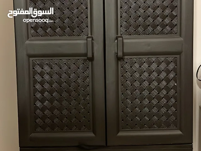 دولاب مكون من 4 ادراج و 4 ارفف بلون اسود نظيف يكفي لشخصين مدة الاستعمال شهرين