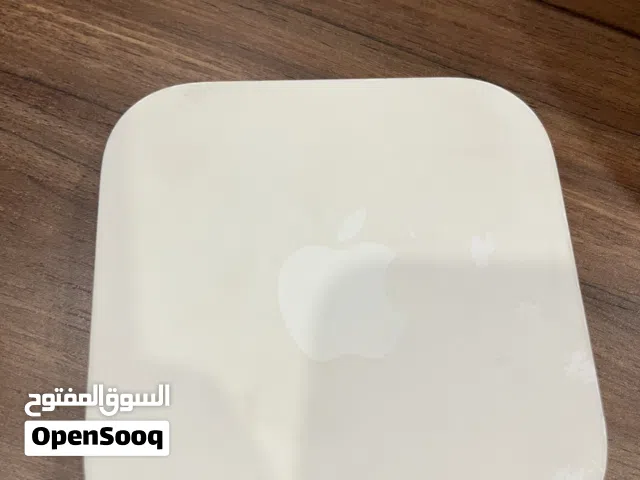 جهاز راوتر وموزع شبكة لاسلكي (Wi-Fi Base Station) من شركة أبل،
