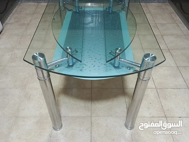 طاولة زجاج بدون كراسي