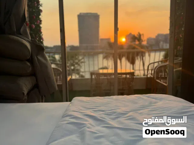شقة فندقية للإيجار اليومي للعائلات علي النيل مباشرة 3 غرف وريسبشن مكيفة بالكامل المنيل