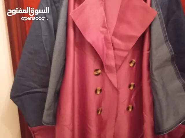 عبايا باللون الوردي من الحرير