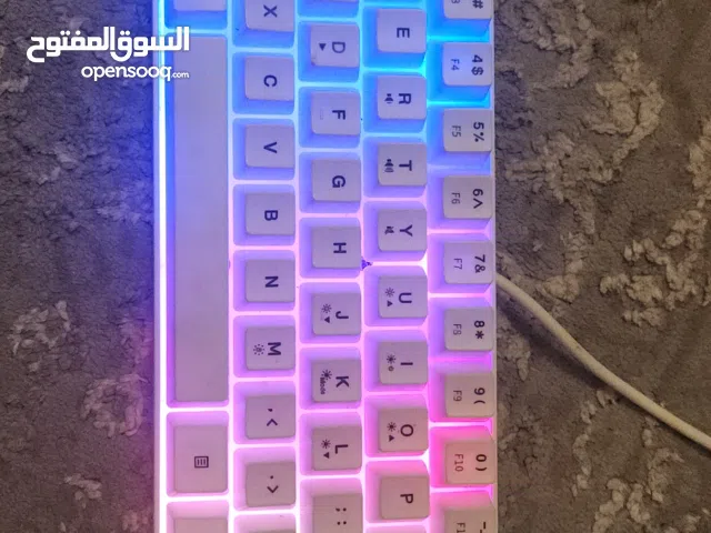 كيبورد ابيض بحالة ممتازة فيه الوان RGB 60%