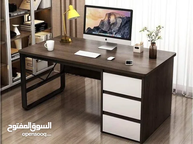 مكتب فاخر بتصميم عصري أنيق هيكل معدني أسود قوي يمنح المكتب ثبات وأناقة   3 أدراج عملية واسعة