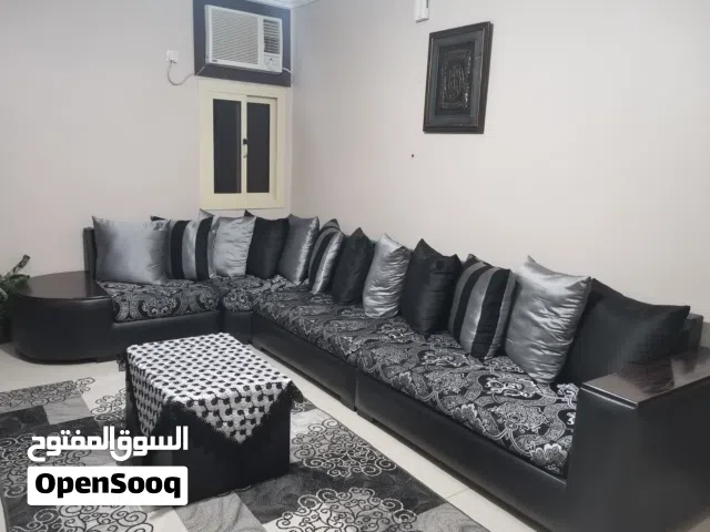 طقم كنب نظيف مع سجادة وطاوله وفازة للبيع